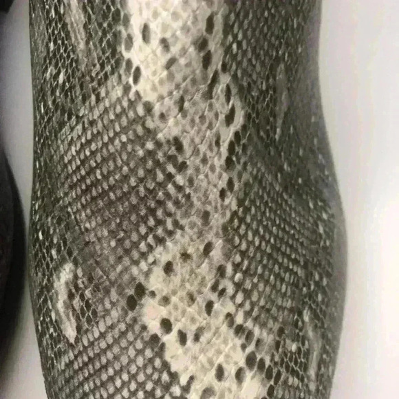 Crochet Ladies Slip on Gray Faux Snake Skin Ankle Booties NWOB size 9 - Picture 4 of 5